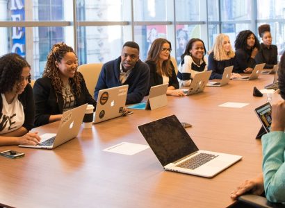 Collègues autour d'une table de réunion avec des ordinateurs portables lors d'une discussion en équipe
